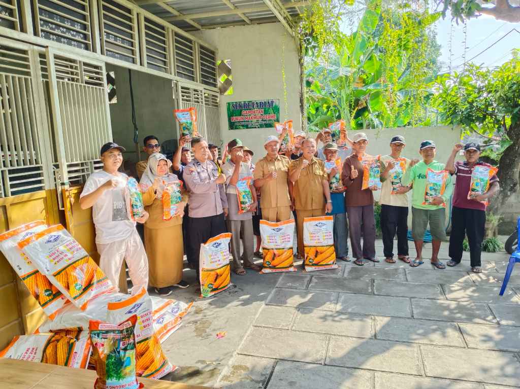 Respon Cepat Ringankan Beban Petani, Mas Dhito Salurkan Ribuan Kilogram Benih Jagung dan&nbsp;Padi