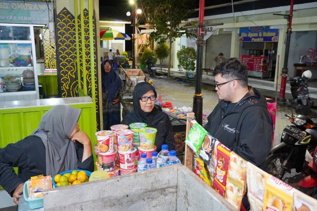 Momen Mas Dhito Kulineran di Pasar Wates Larisi Dagangan Pedagang