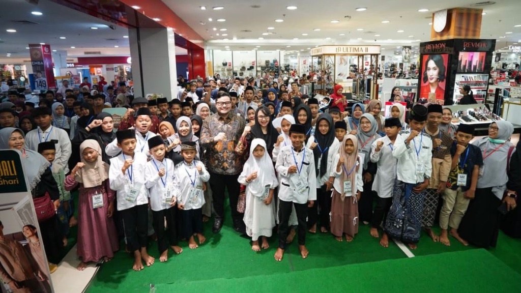 Mas Dhito dan Mbak Cicha Ajak 200 Anak Yatim Kediri Beli Baju Lebaran di Mall