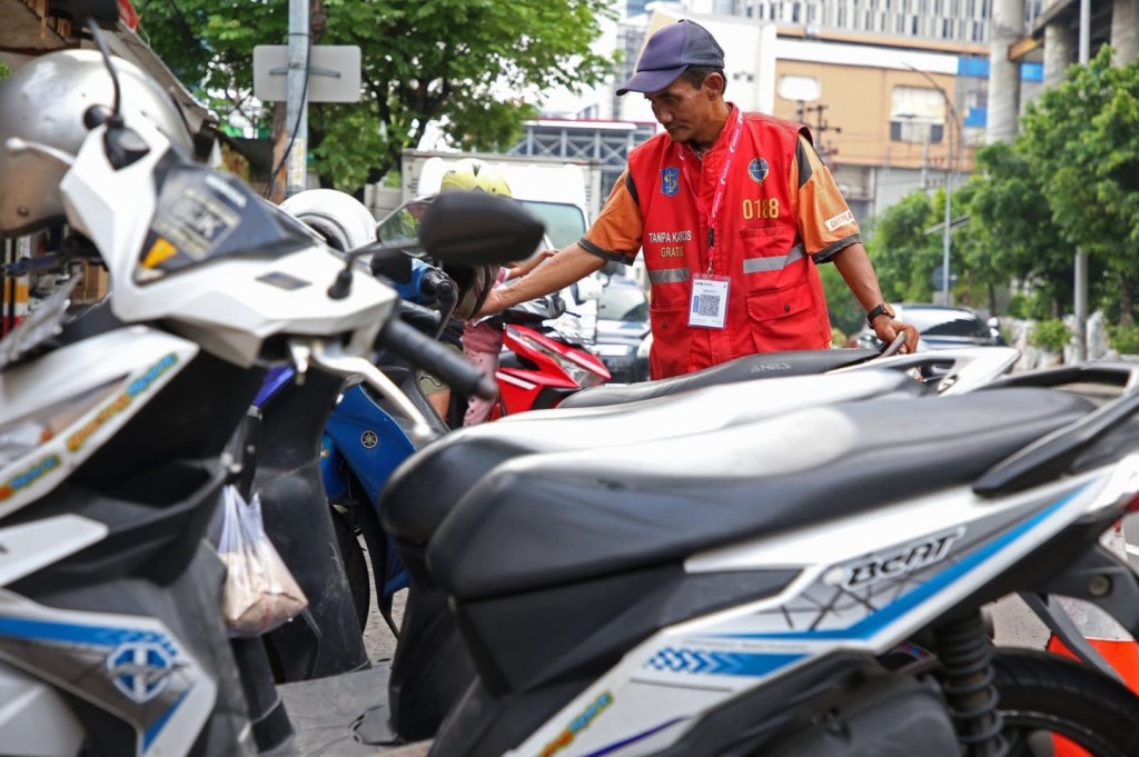 Kini 819 Petugas Parkir di Surabaya Terapkan Pembayaran Non&nbsp;Tunai