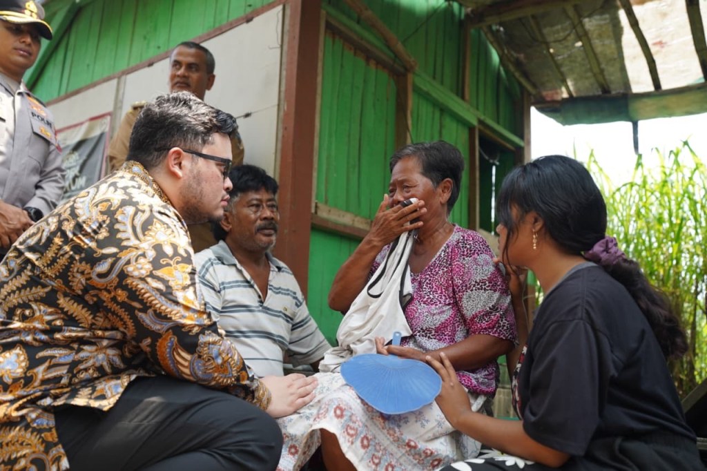 Social Riding Bareng Forkopimda, Mas Dhito Temui Mbah Minem Penjual Bunga Tabur asal&nbsp;Branggahan